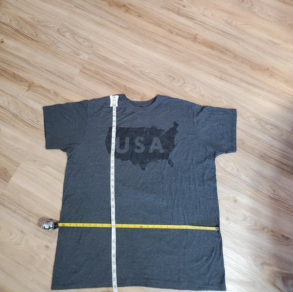 Hanes graphic tshirt - Picture 2 of 4